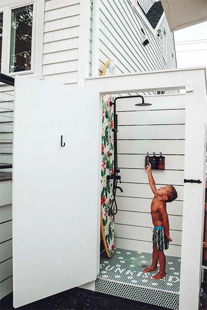 enfant sous une douche solaire